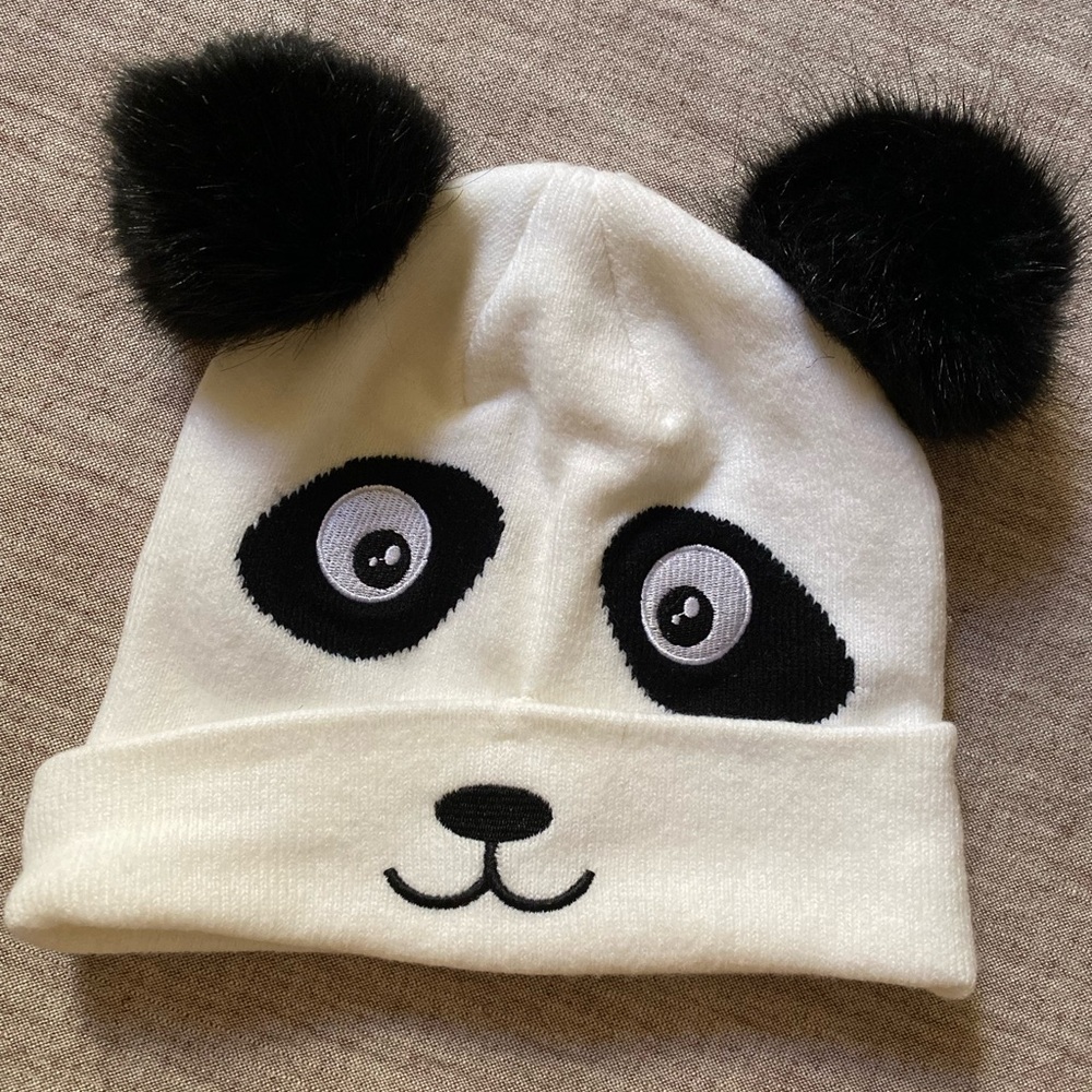 🐼🐼 H&M PANDA POM POM HAT BEANIE WHITE AND BLACK